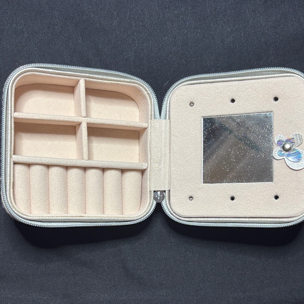 Elegant Cream Jewelry Organizer